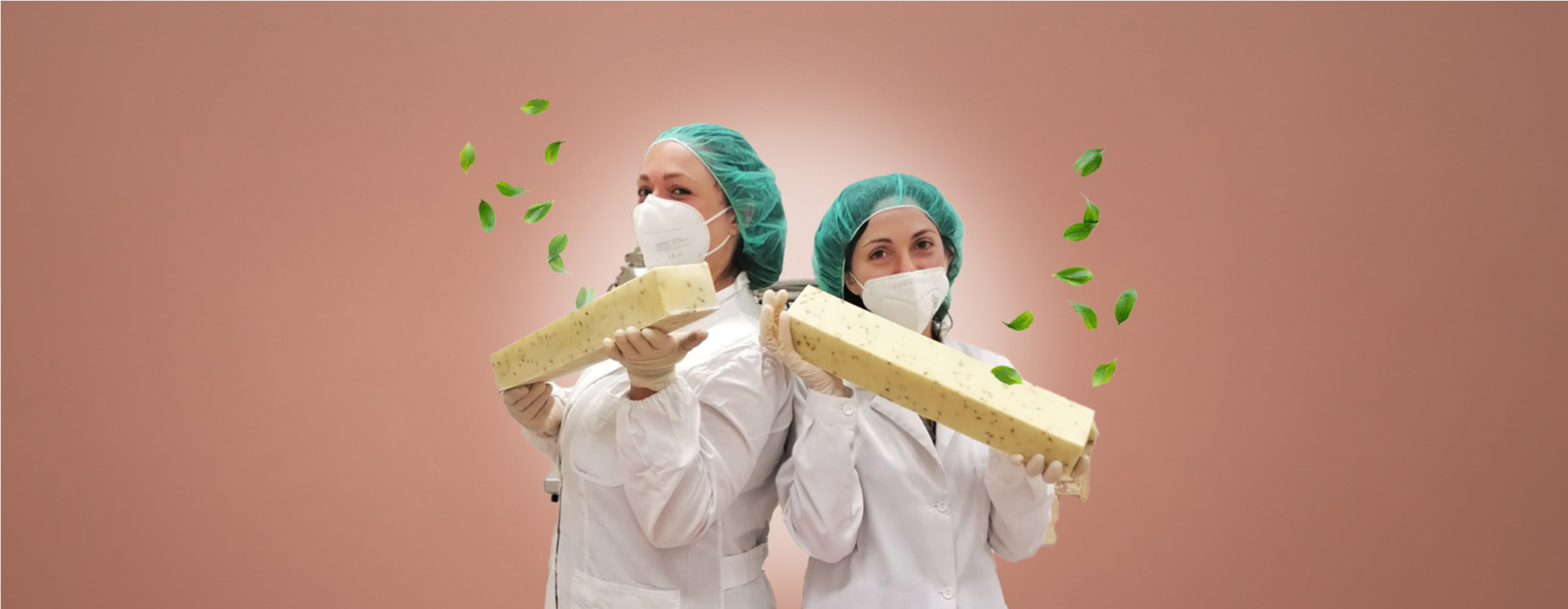 Elena Capparelli e Mariangela Cantore co-founder de La Cosmottega con barre di sapone naturale artigianale