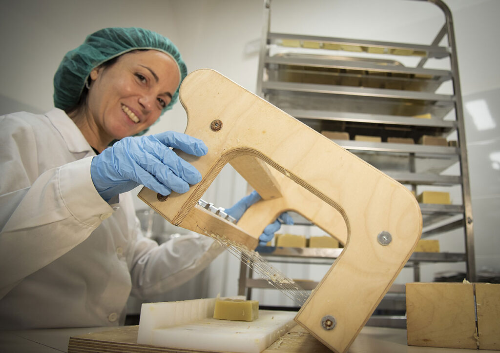 Mariangela Cantore all'interno del laboratorio de La Cosmottega