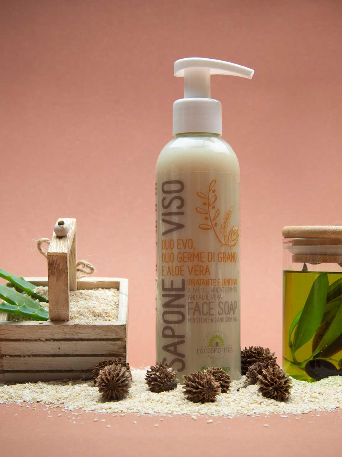 La-cosmottega-sapone-liquido-olio-evo-germe-di-grano-aloe-vera. Il Sapone Liquido Viso Olio Evo, Olio di germe di grano e Aloe Vera de La Cosmottega è il detergente Idratante per definizione. Gli ingredienti sono selezionatissimi, quelli necessari ad ottenere il massimo di idratazione e pulizia.