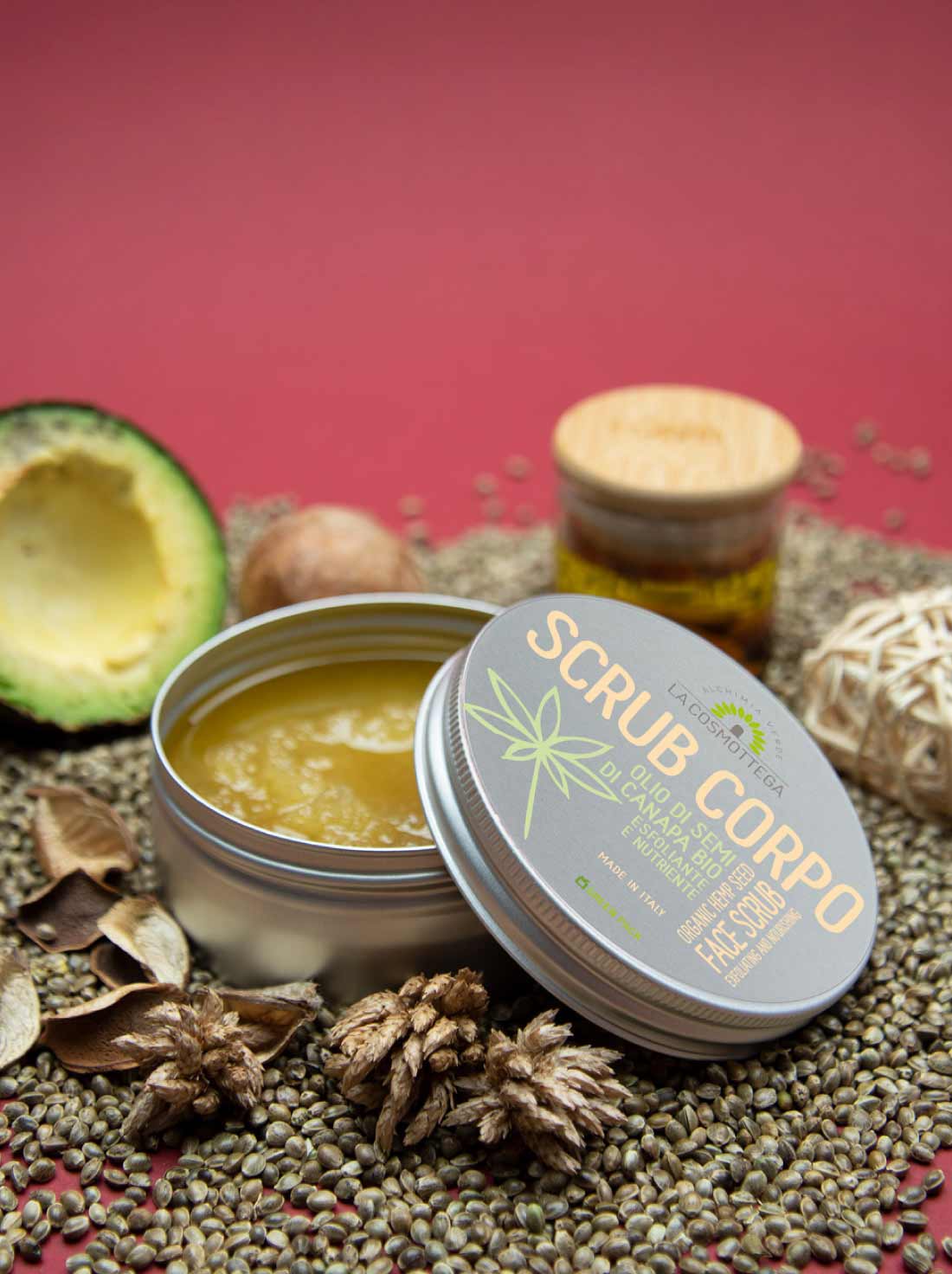 La-cosmottega-scrub-Corpo-Olio-di-Semi-di-Canapa-Bio. Lo scrub Corpo Olio di Semi di Canapa Bio è l’esfoliante corpo de La Cosmottega. I tre nutrienti di canapa, jojoba e avocado, uniti alla granulosità massaggiante e rassodante dello zucchero di canna rendono questo scrub corpo adatto a tutte le pelli, sei quelle più sensibili, che verranno protette e nutrite, sia a quelle impure.